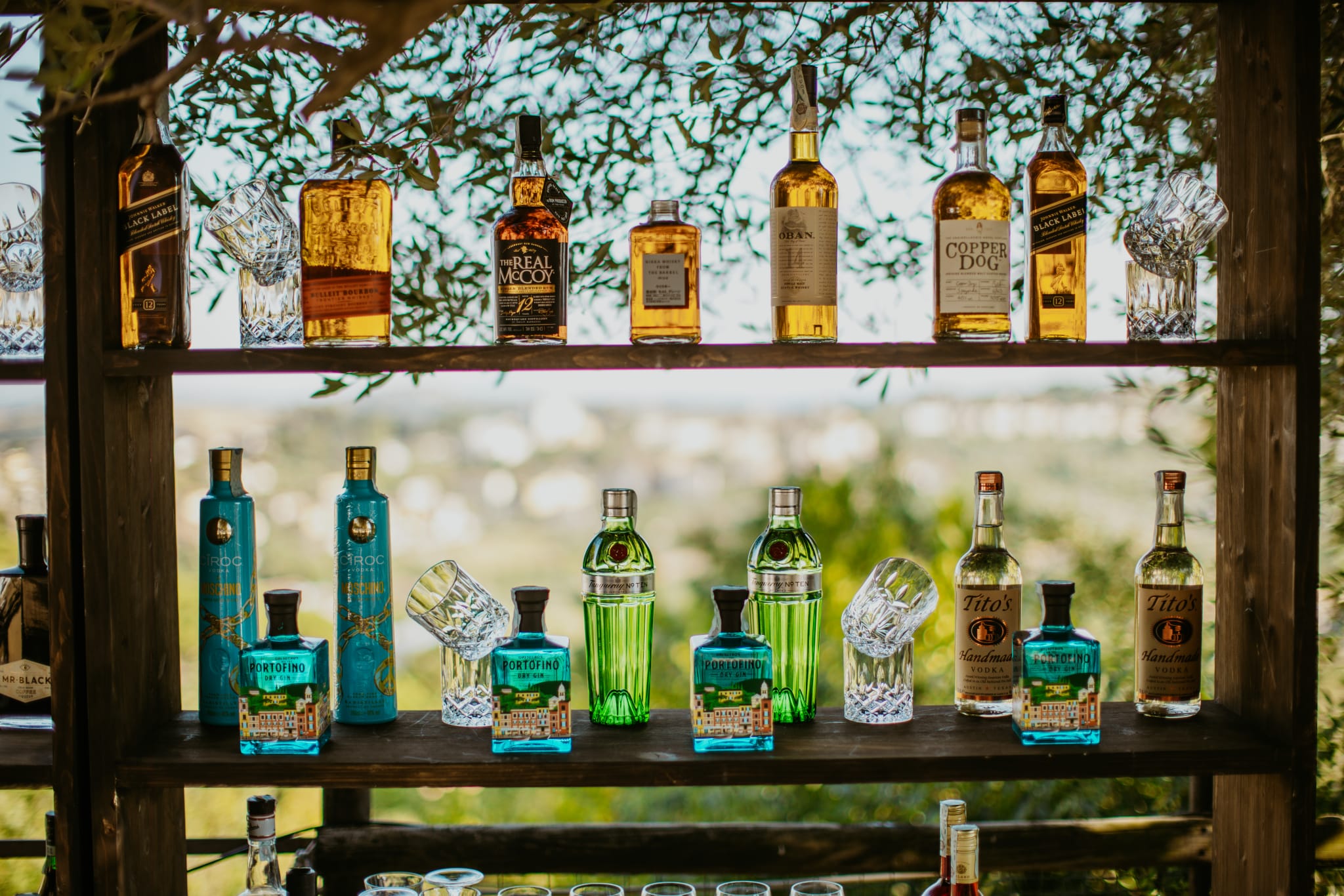 Retro bar con spirits e cristalleria in Toscana