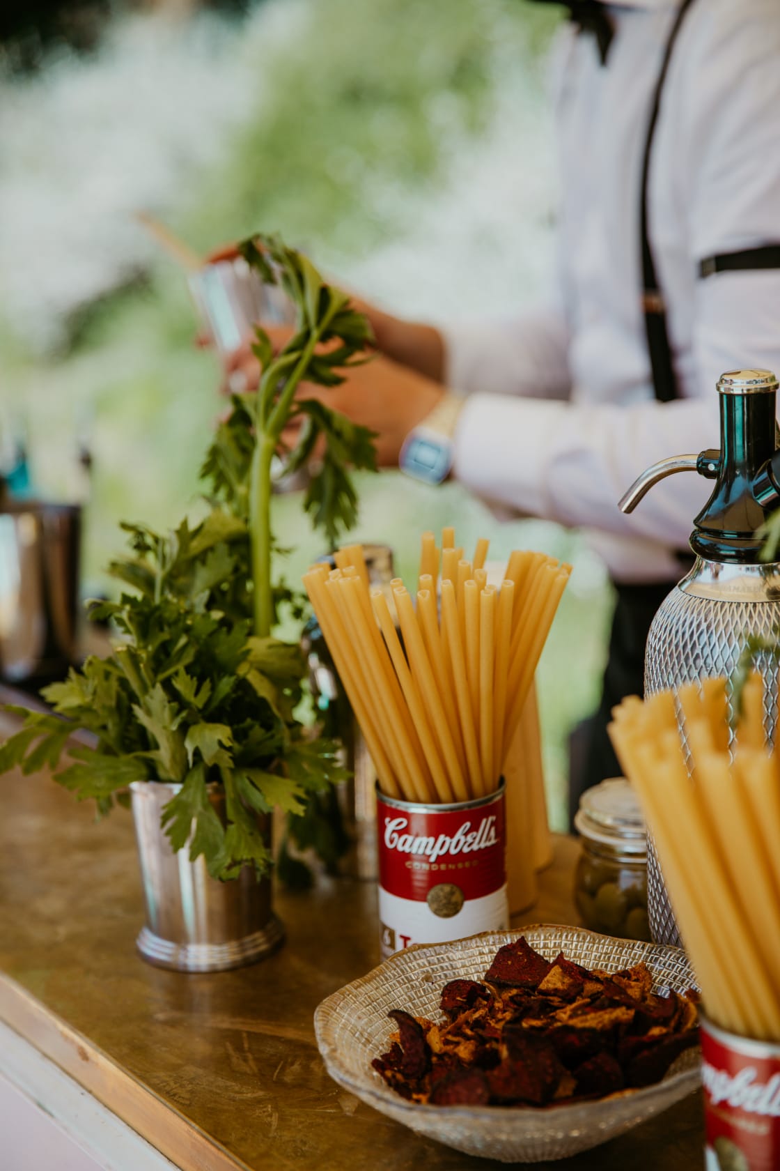 Bloody Mary station con sedano fresco, cannucce in pasta, sifone e bartender