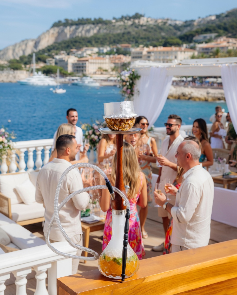 Shisha lounge su terrazza sul mare durante un evento esclusivo